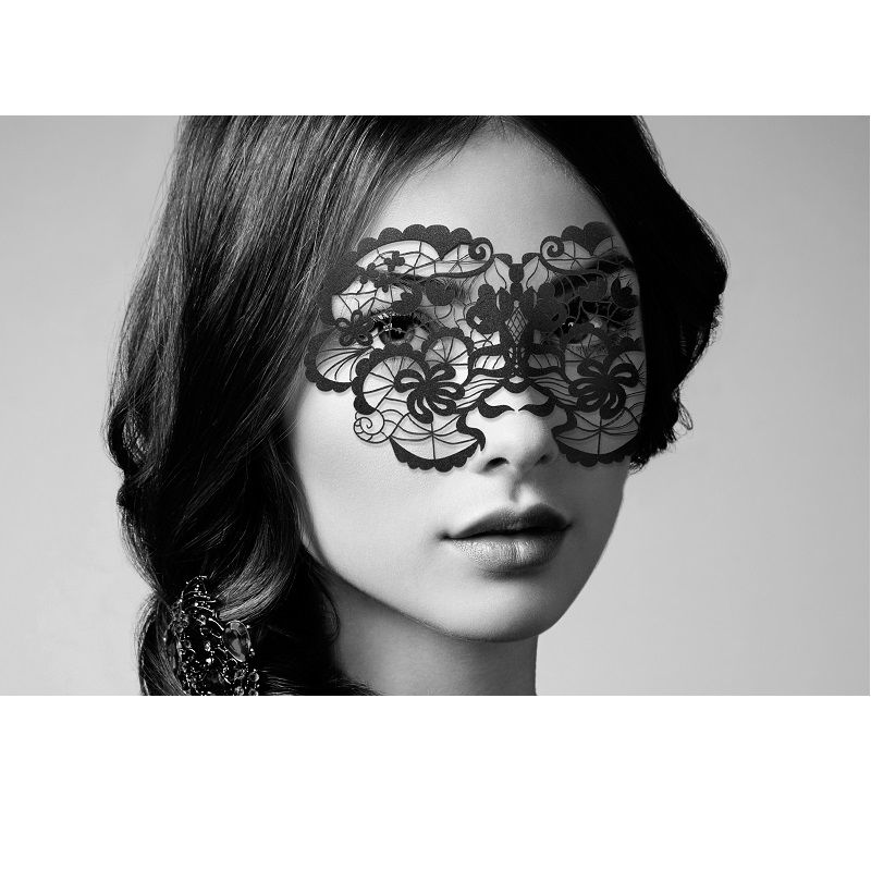 Masque en dentelle noir porté par une femme. La photo est centrée sur son visage. C'est le cadeau coquin par excellence. 