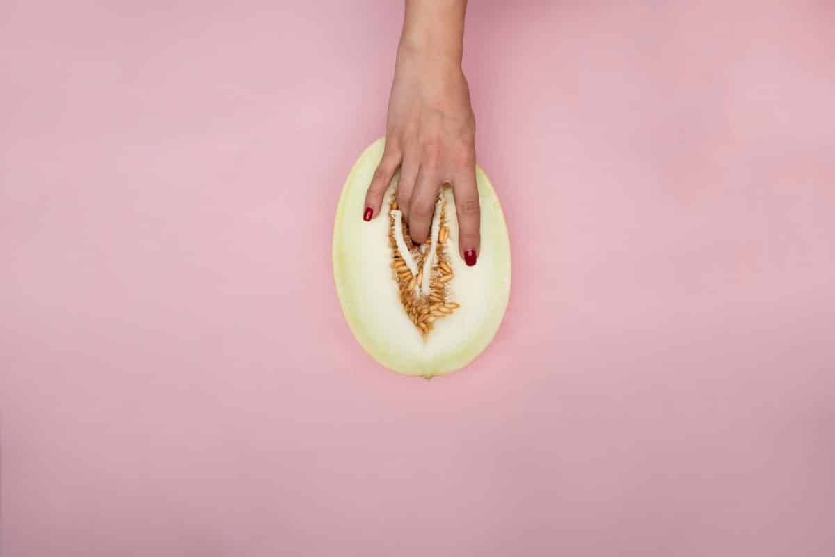 Photo de doigts dans un melon d'eau. Illustration de l'accès à une sexualité positive et épanouie.