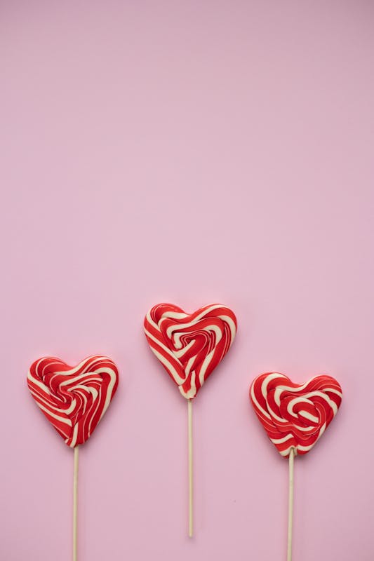 Sucettes en forme de coeurs. Illustre une idée Saint Valentin pas cher