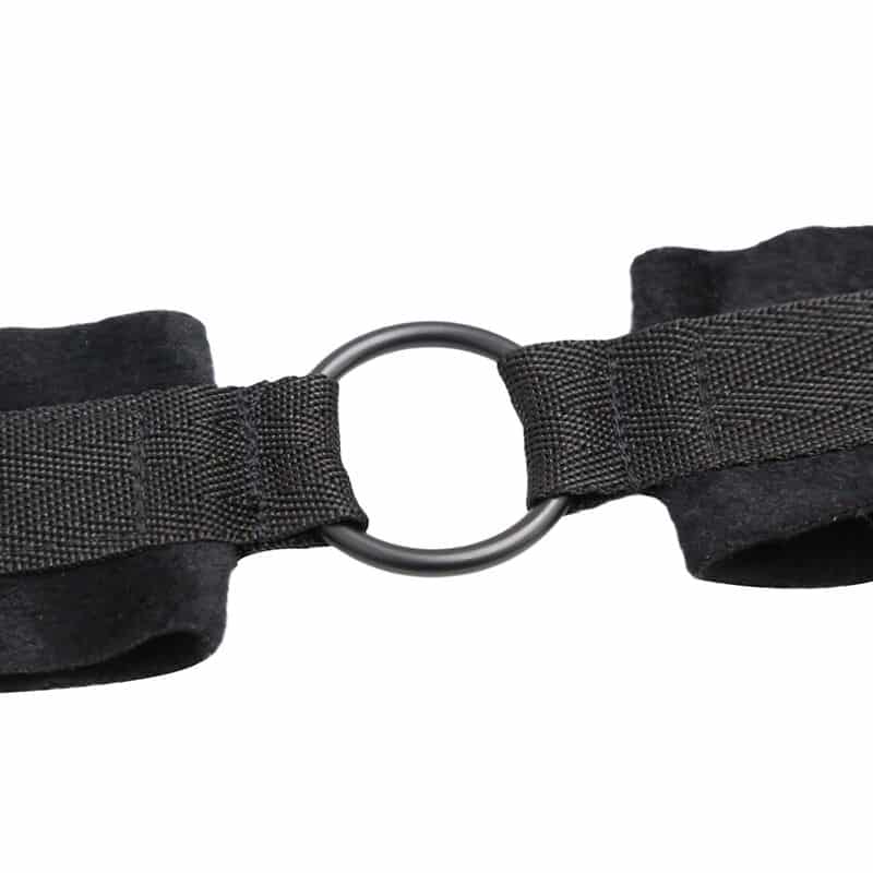 OHMAMA FETISH – MENOTTES DÉBUTANT