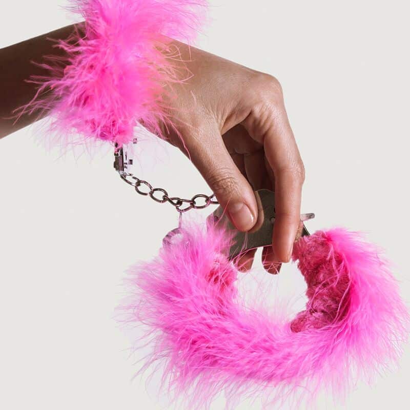 ADRIEN LASTIC – MENOTTES EN MÉTAL À PLUMES ROSE