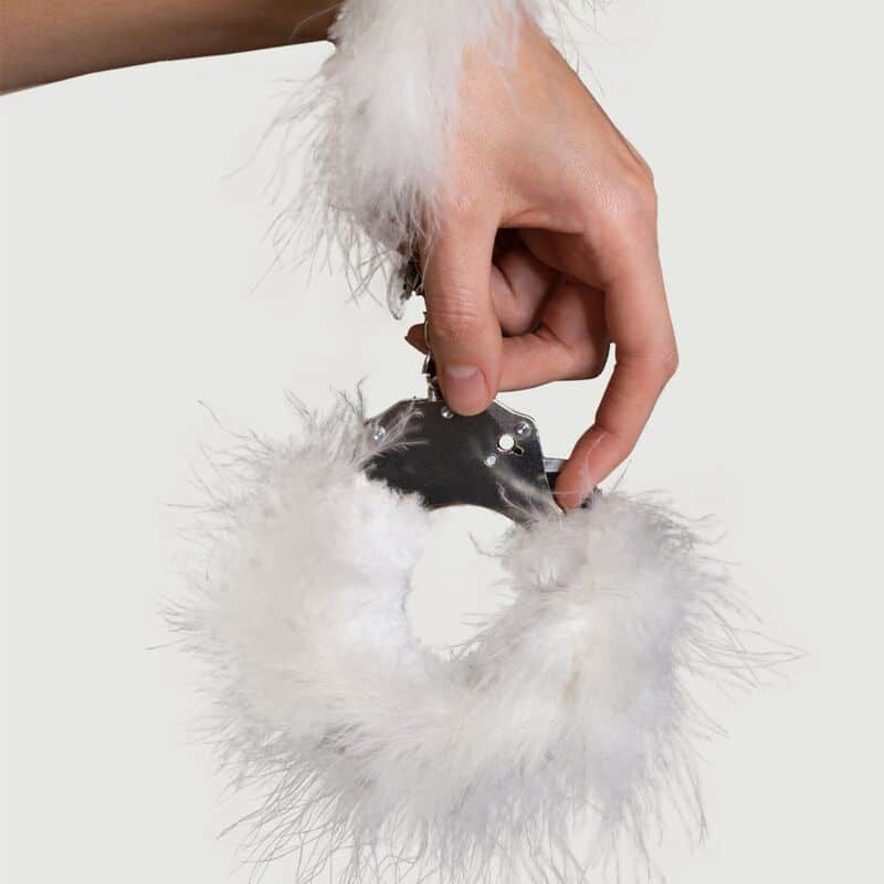 ADRIEN LASTIC – MENOTTES EN MÉTAL À PLUMES BLANCHES