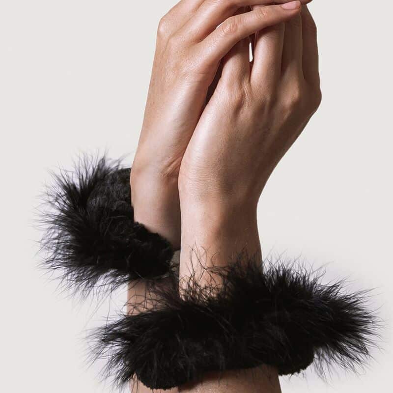 ADRIEN LASTIC – MENOTTES EN MÉTAL À PLUMES NOIRES